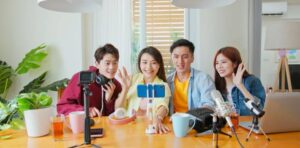 若者男女４人で動画撮影
