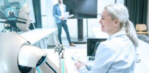 AIロボットと会話する技術者